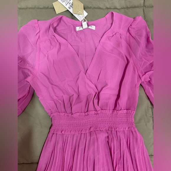 Forever New Leighton Petite Pleated Midi Dress - Picture 7 of 8